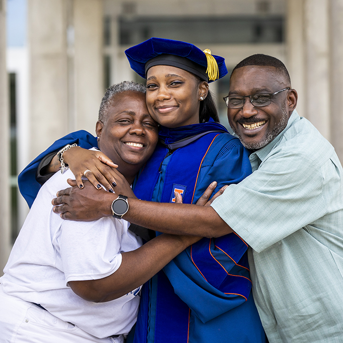 Illini parents hugging their newly grad.